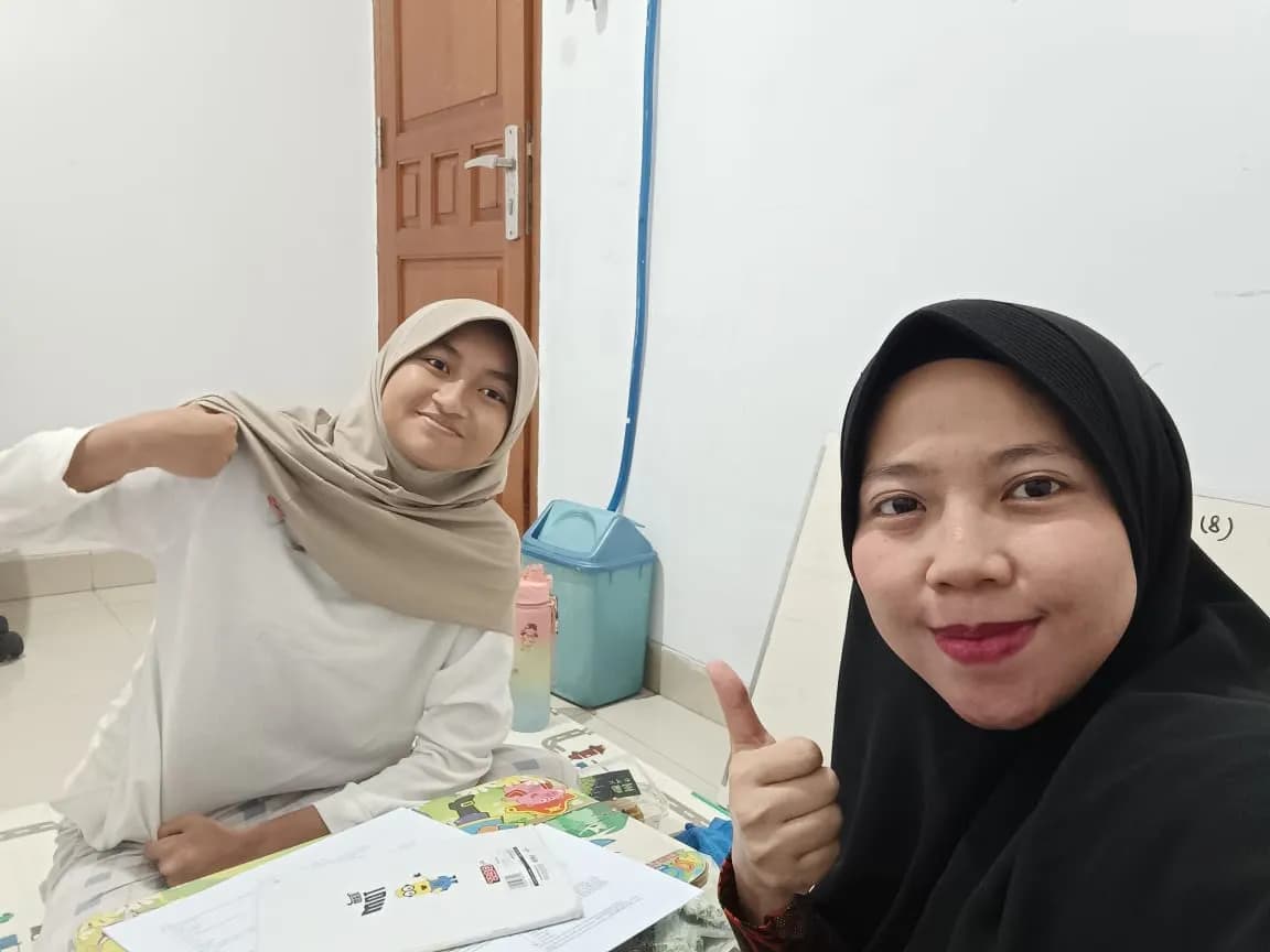 Kak Annahal dengan Siswa Zahra - Matrix Tutoring Indonesia