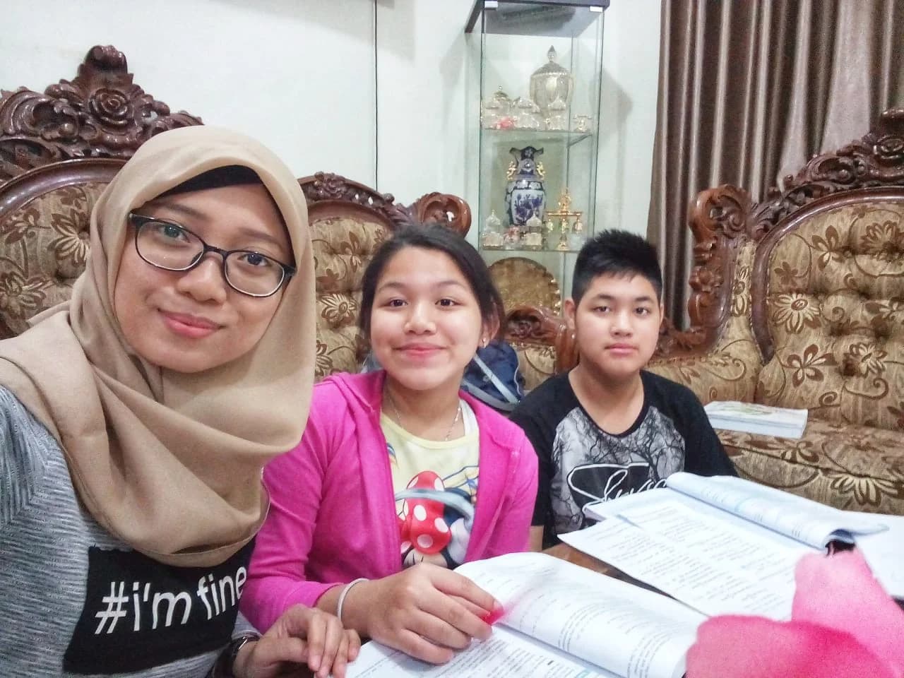 SMP Bahasa Indonesia - Kak Ellian mengajarkan Bahasa Indonesia bersama Siswa Mawar & Charles.