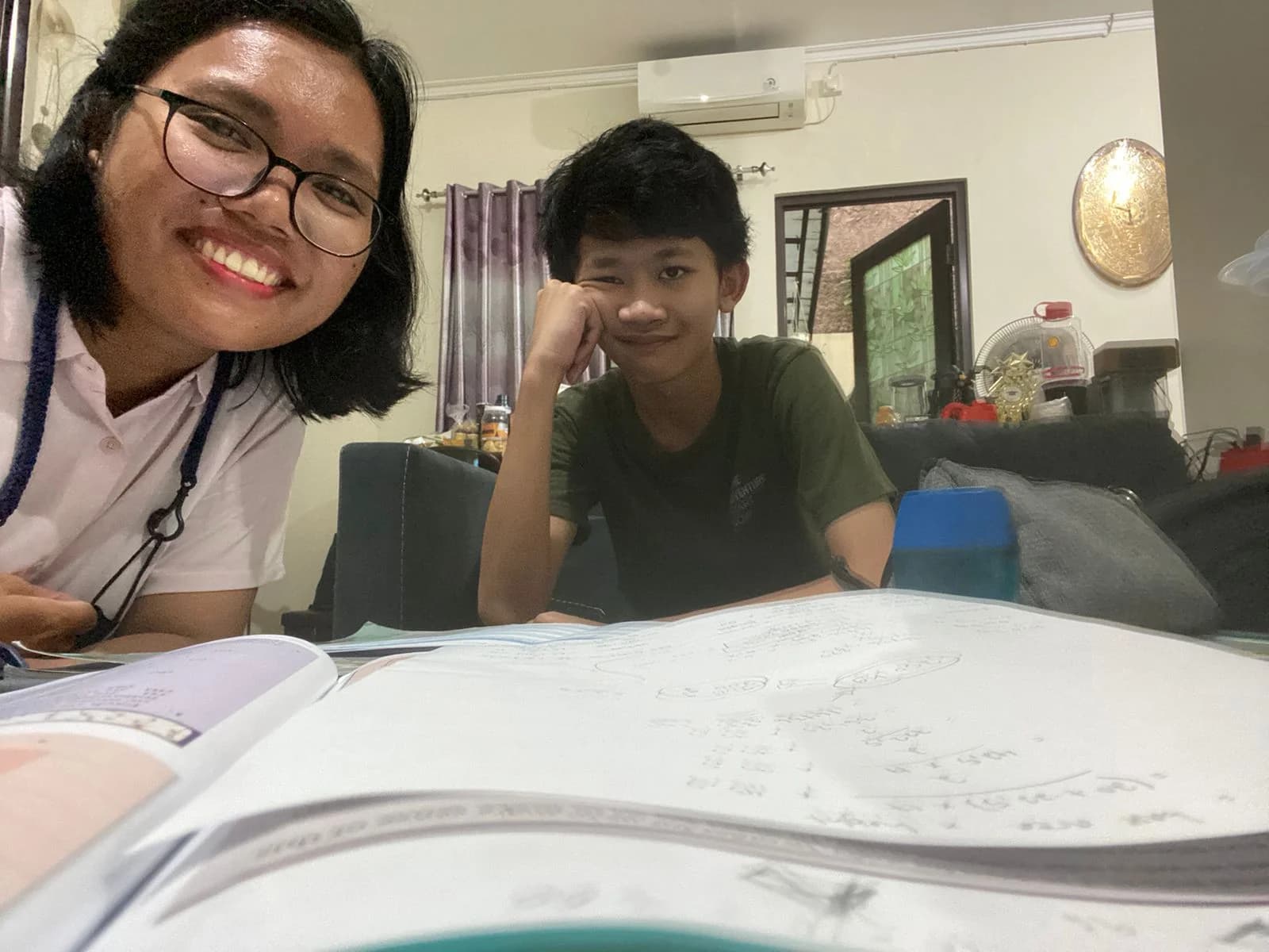 SMP Matematika - Kak Ezra Juliana mengajarkan matematika bersama siswa Naufal Kaiyoko.