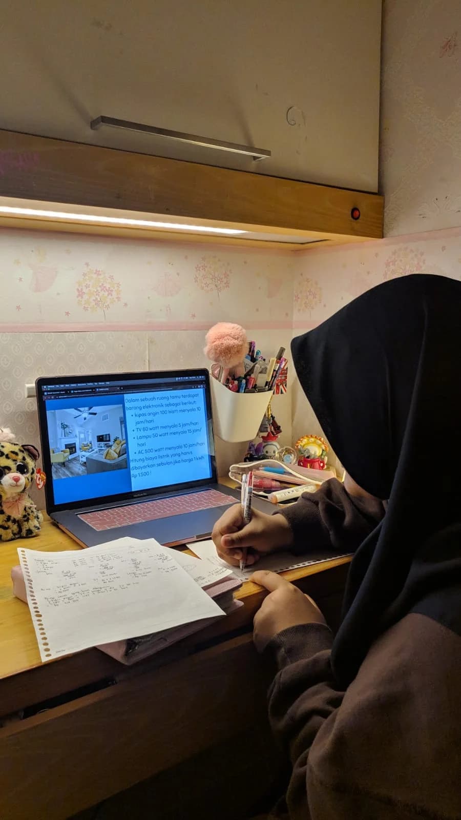 SMP Bahasa Inggris - Kak Hasna mengajarkan bahasa Inggris bersama siswa Jinan Amalia Khanza.