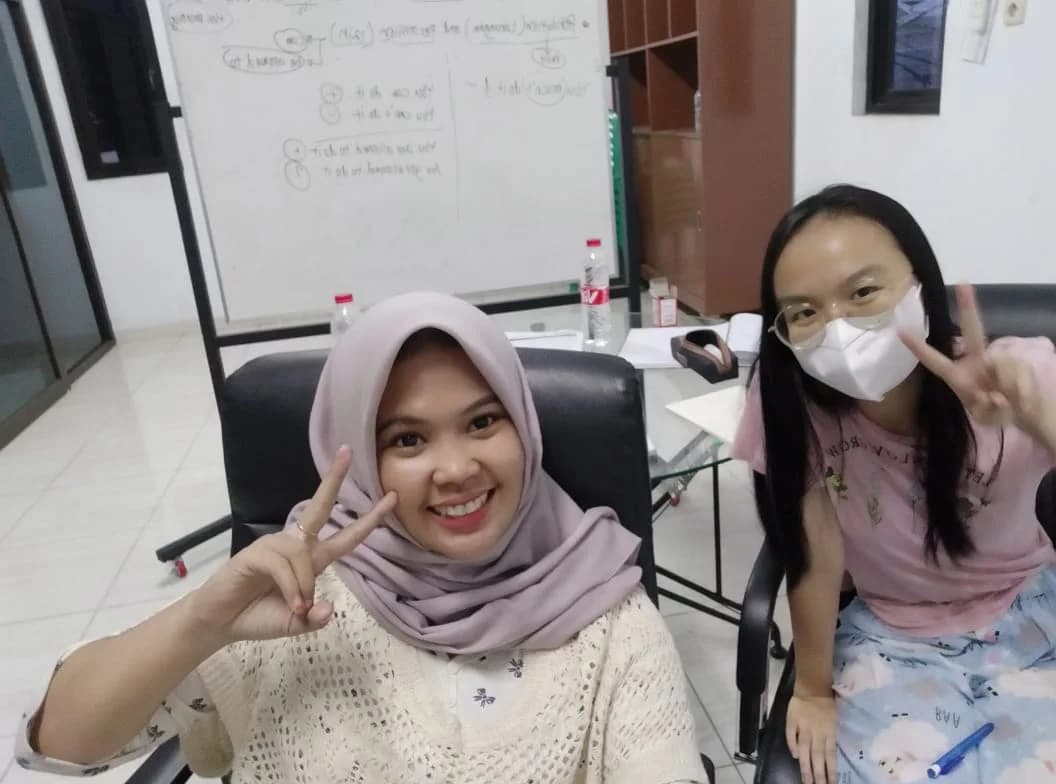 SMP Bahasa Indonesia - Kak Putri Ayu mengajarkan Bahasa Indonesia bersama siswa Kimberly Lie.